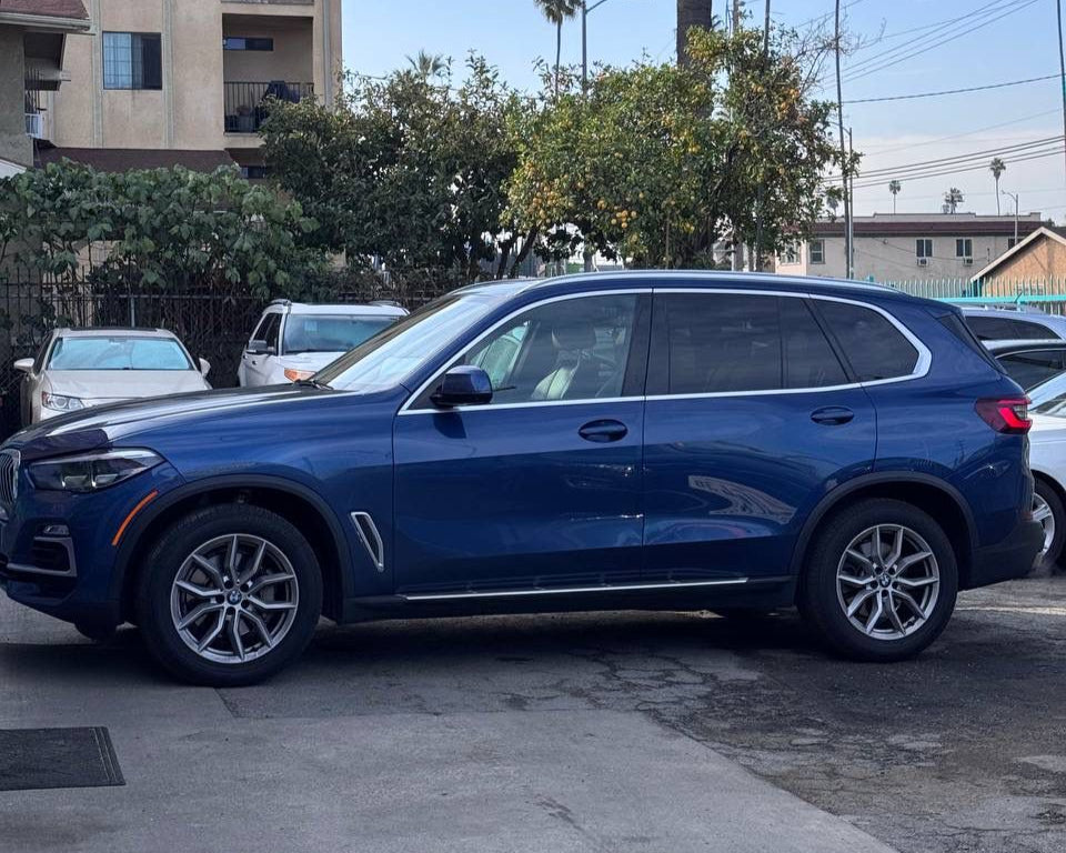 Side view of BMW X5 2021 rental car in San Diego – spacious and stylish SUV for any occasion